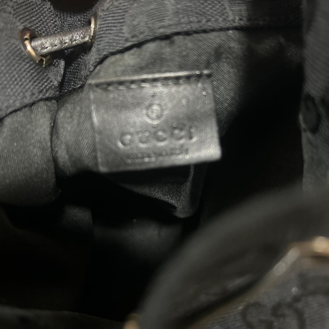 Gucci 黒　ロゴ入り 巾着ポーチ