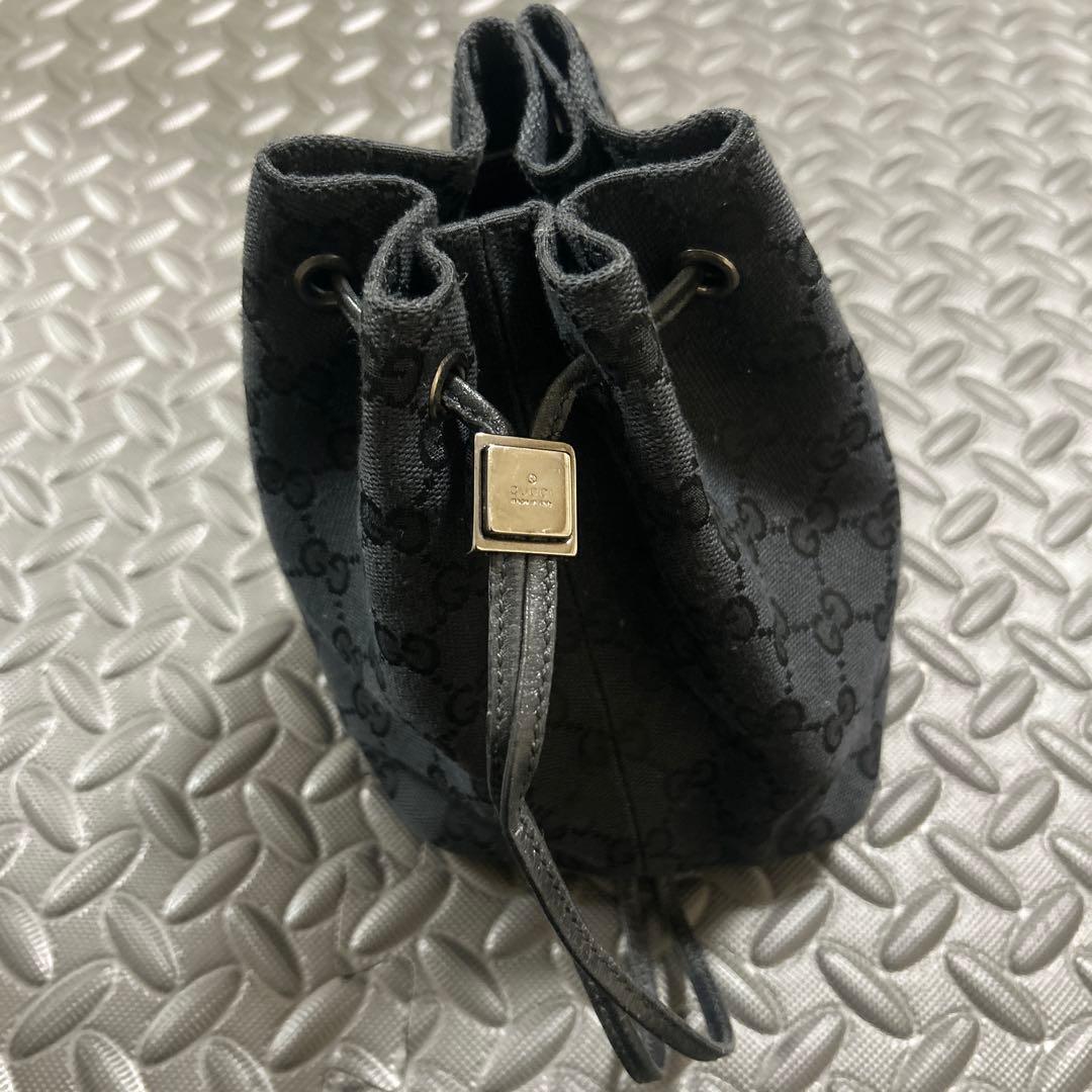 Gucci 黒　ロゴ入り 巾着ポーチ