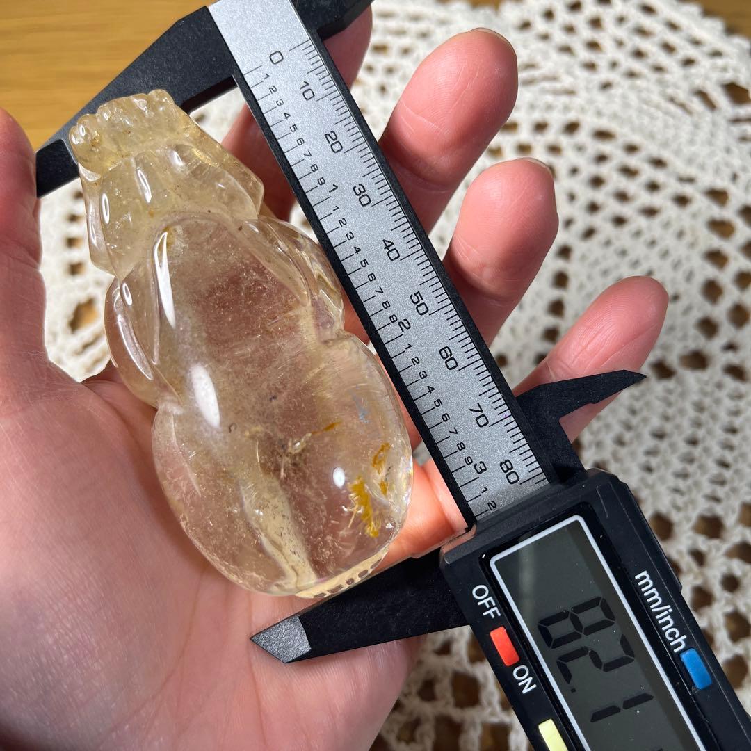 【天然石】 ライモナイト　貔貅　ひきゅう　彫り物 高級木製台座 置物