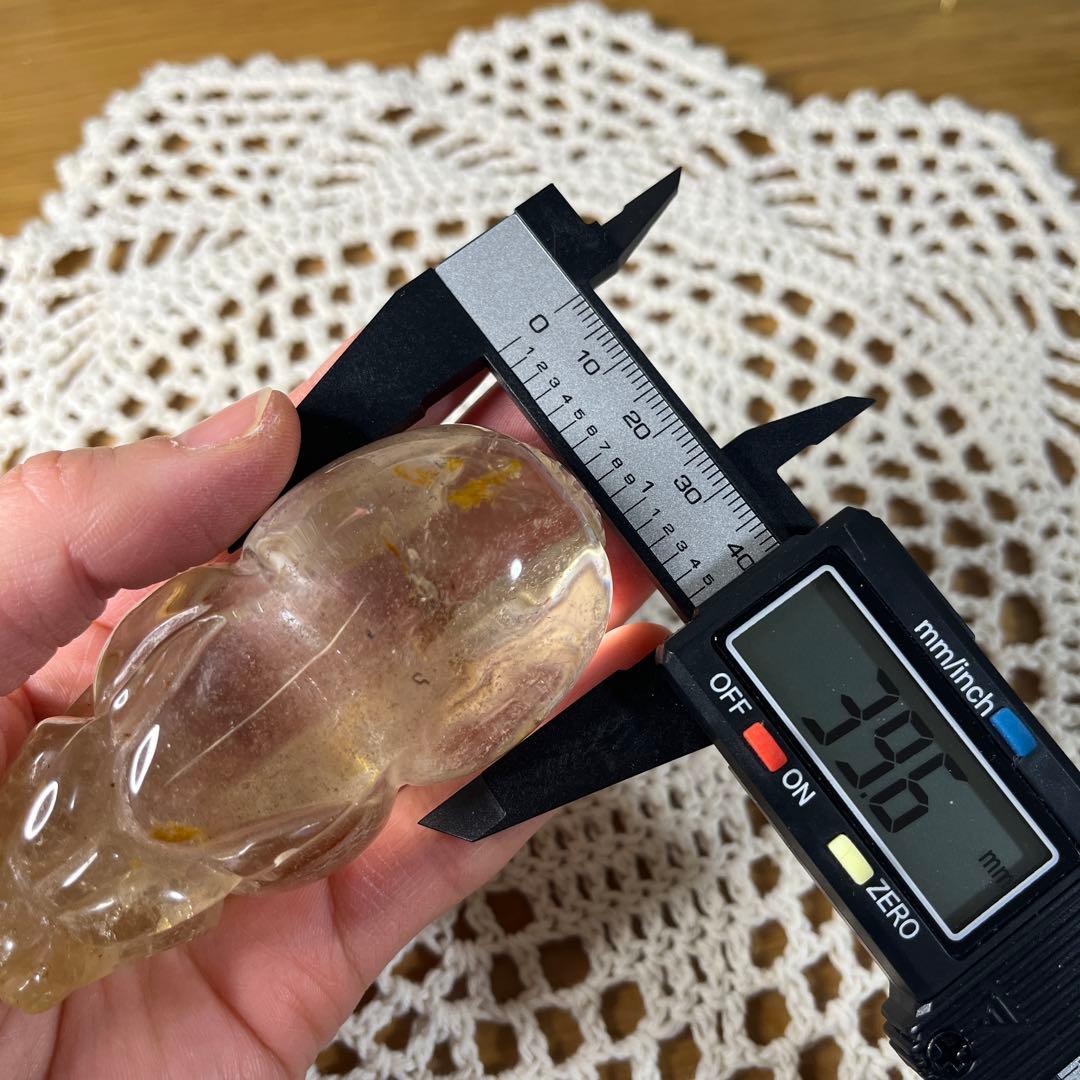 【天然石】 ライモナイト　貔貅　ひきゅう　彫り物 高級木製台座 置物