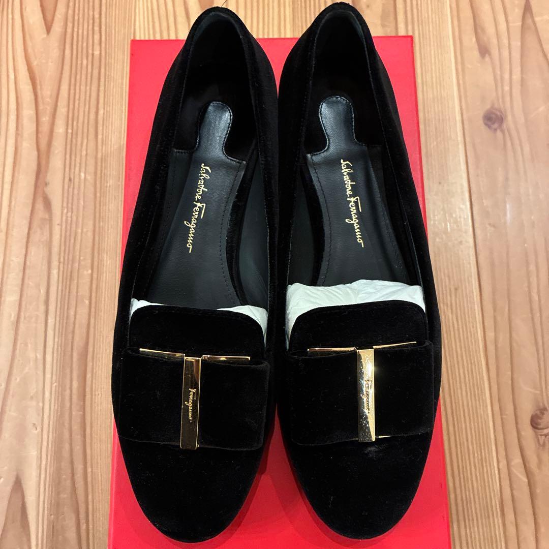 【美品】Ferragamo ヴァラリボン　フラワーヒール　ベロア パンプス