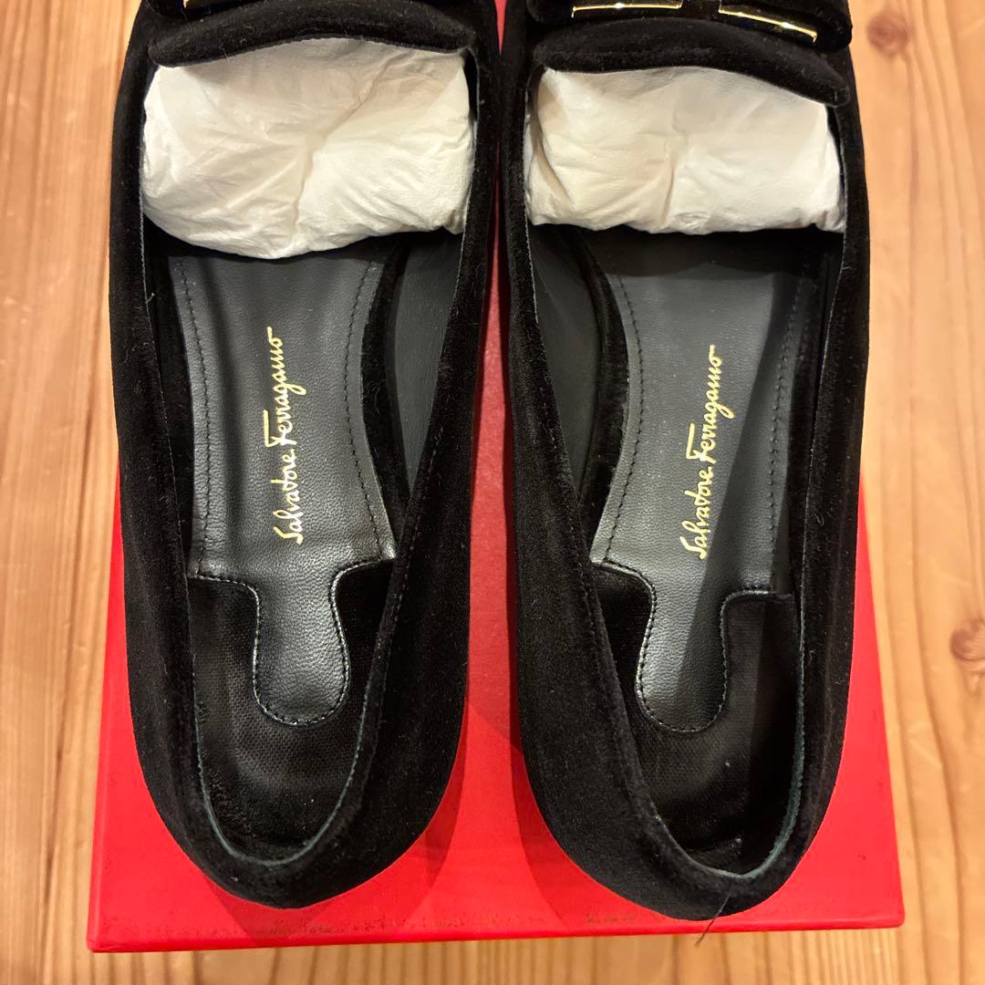 【美品】Ferragamo ヴァラリボン　フラワーヒール　ベロア パンプス