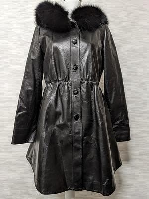 143　新品未使用保管品　タグ付　フォックス　フード　羊革　ラムレザーコート