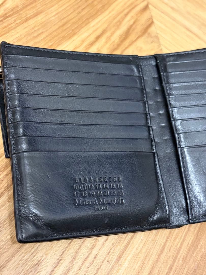 メゾンマルジェラ 二つ折り財布 ブラック ジップ小銭入れ カレンダーロゴ