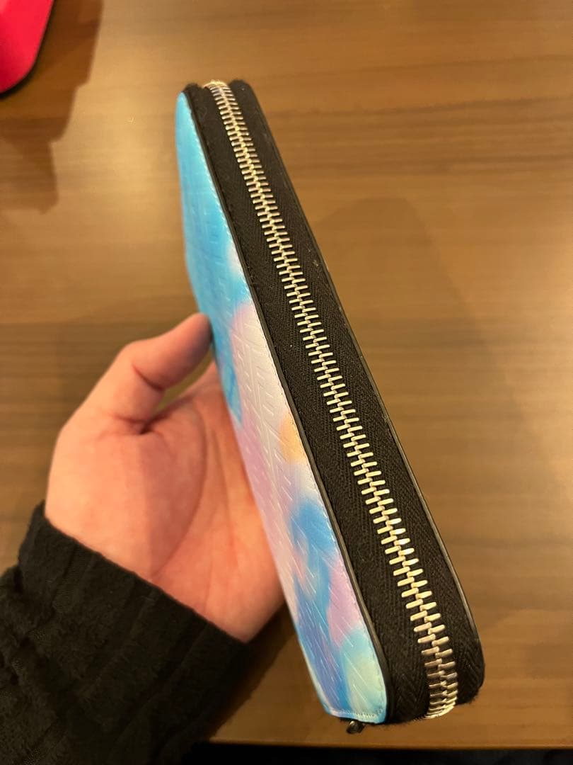 FENDI 青とピンクのグラデーション 長財布