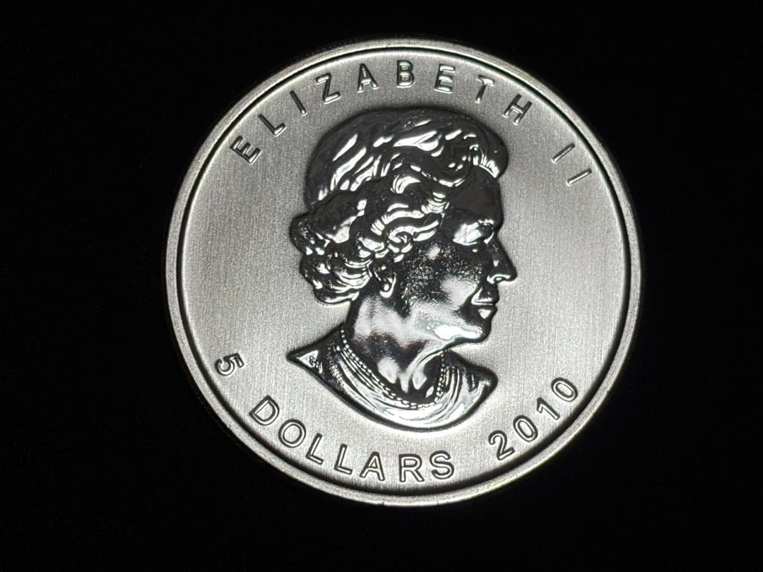 メイプルリーフ銀貨　カナダ 5ドル 純銀貨 エリザベス2世 2010年