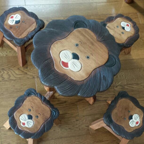 ライオン顔のテーブルと椅子のセット