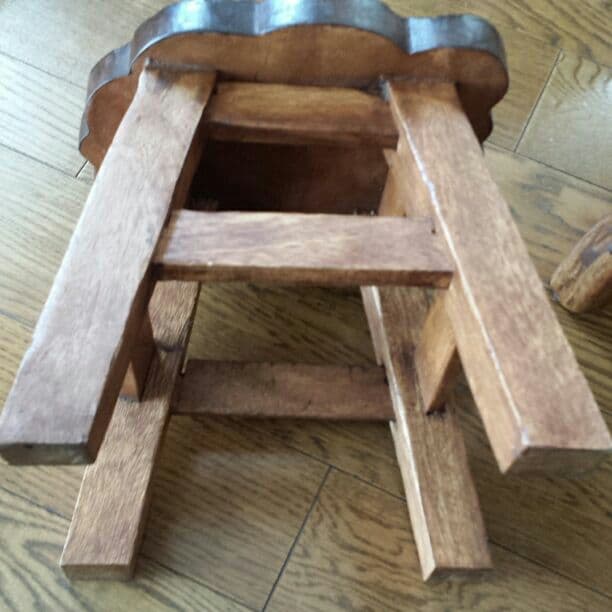 ライオン顔のテーブルと椅子のセット