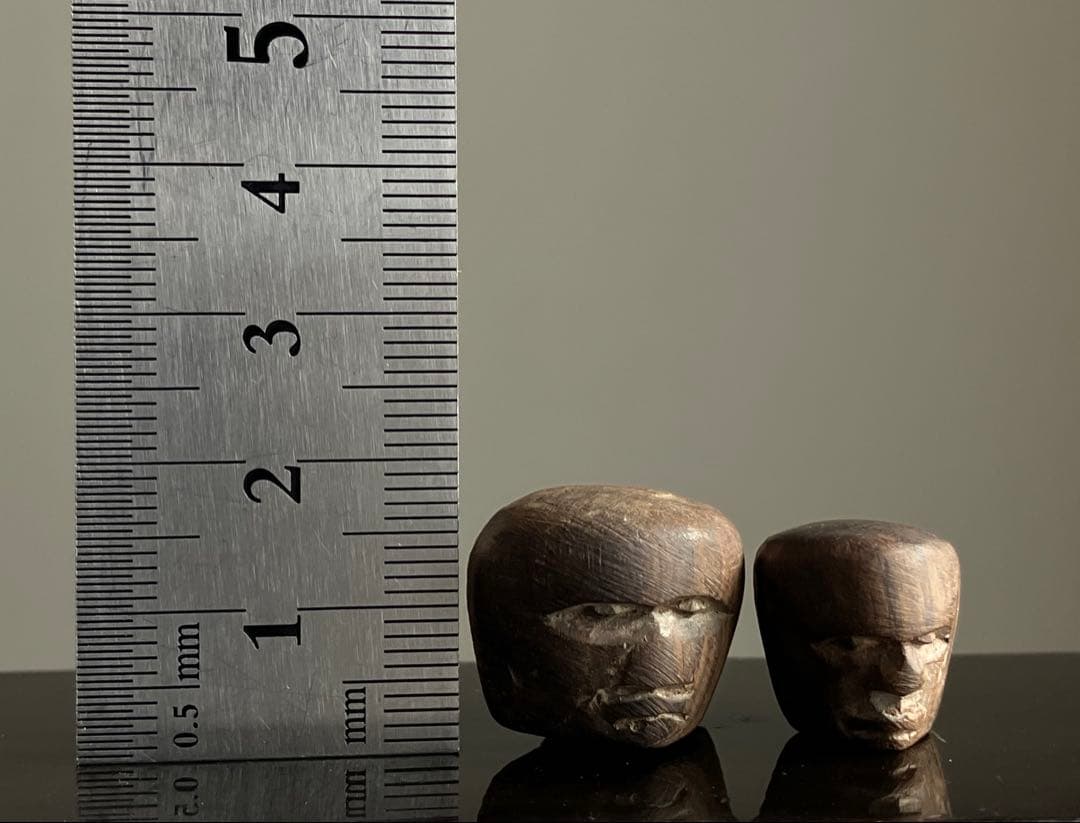 【小さい木彫古顔２つ 約2㎝ 根付け ボタン】骨董ファッションデザイン民族古着