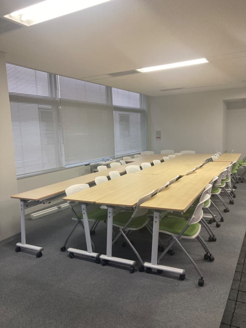 オフィスチェアと木調テーブル