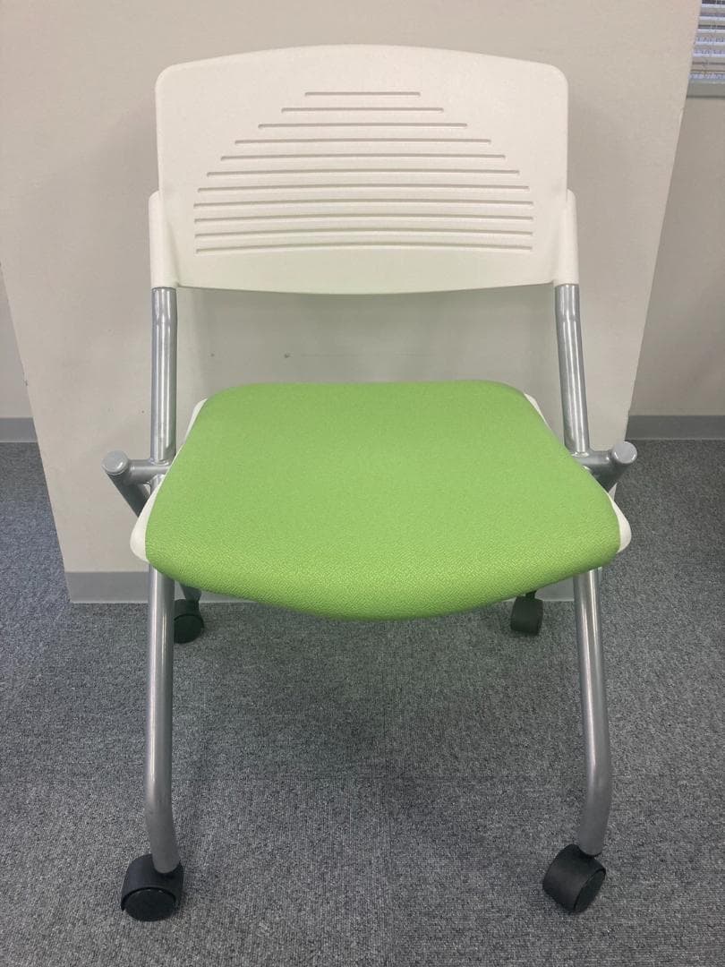 オフィスチェアと木調テーブル