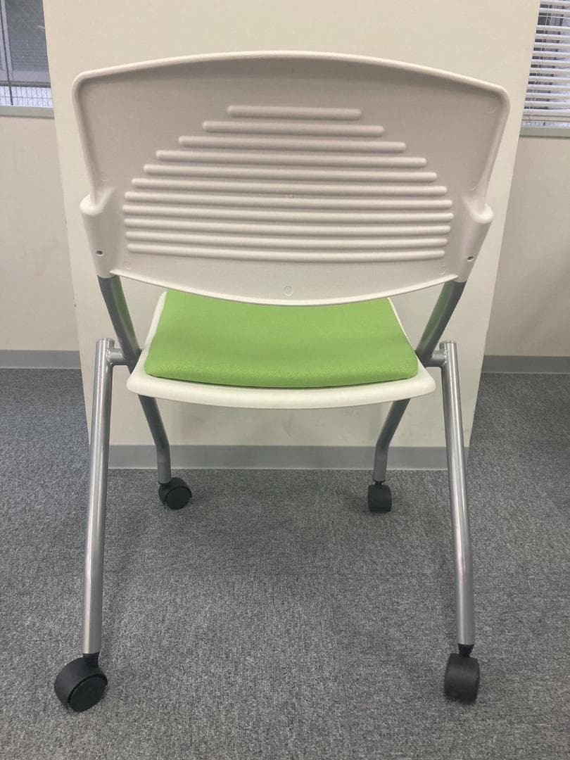 オフィスチェアと木調テーブル