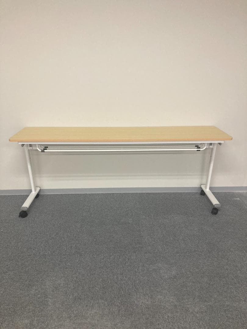 オフィスチェアと木調テーブル