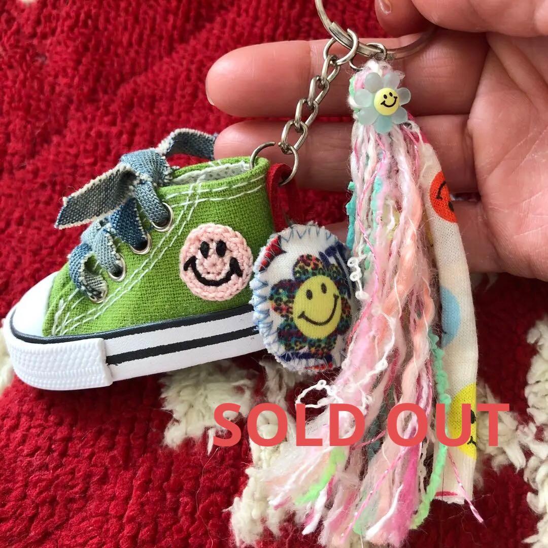 スニーカーキーホルダー　ニコちゃん　スマイル　ハンドメイド