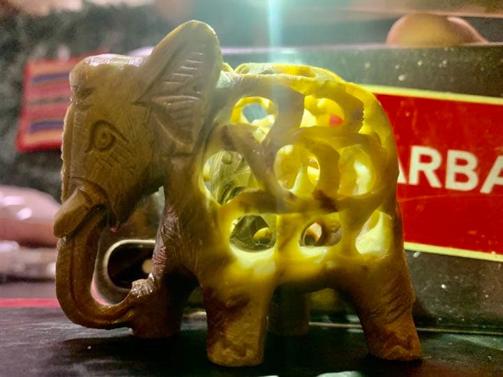 大理石。ゾウの背中の中にゾウ。さらにその中にもゾウ。計3重のゾウ　手彫り仕上げ