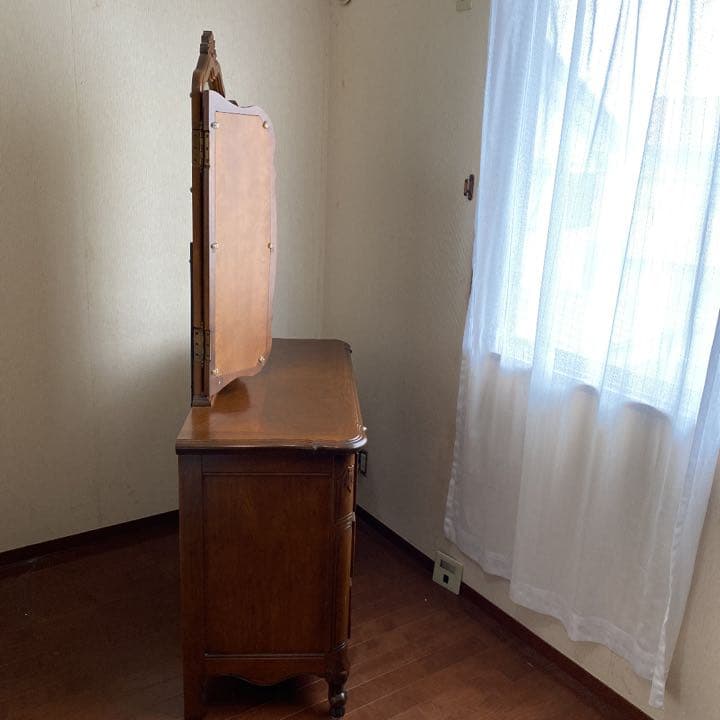 アンティーク風の三面鏡です　輸入住宅にも合いそうです