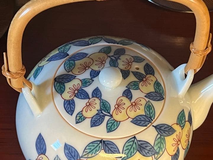 色鍋島今右衛門　嘉橘（かきつばた）蓋付茶器 桐箱入り