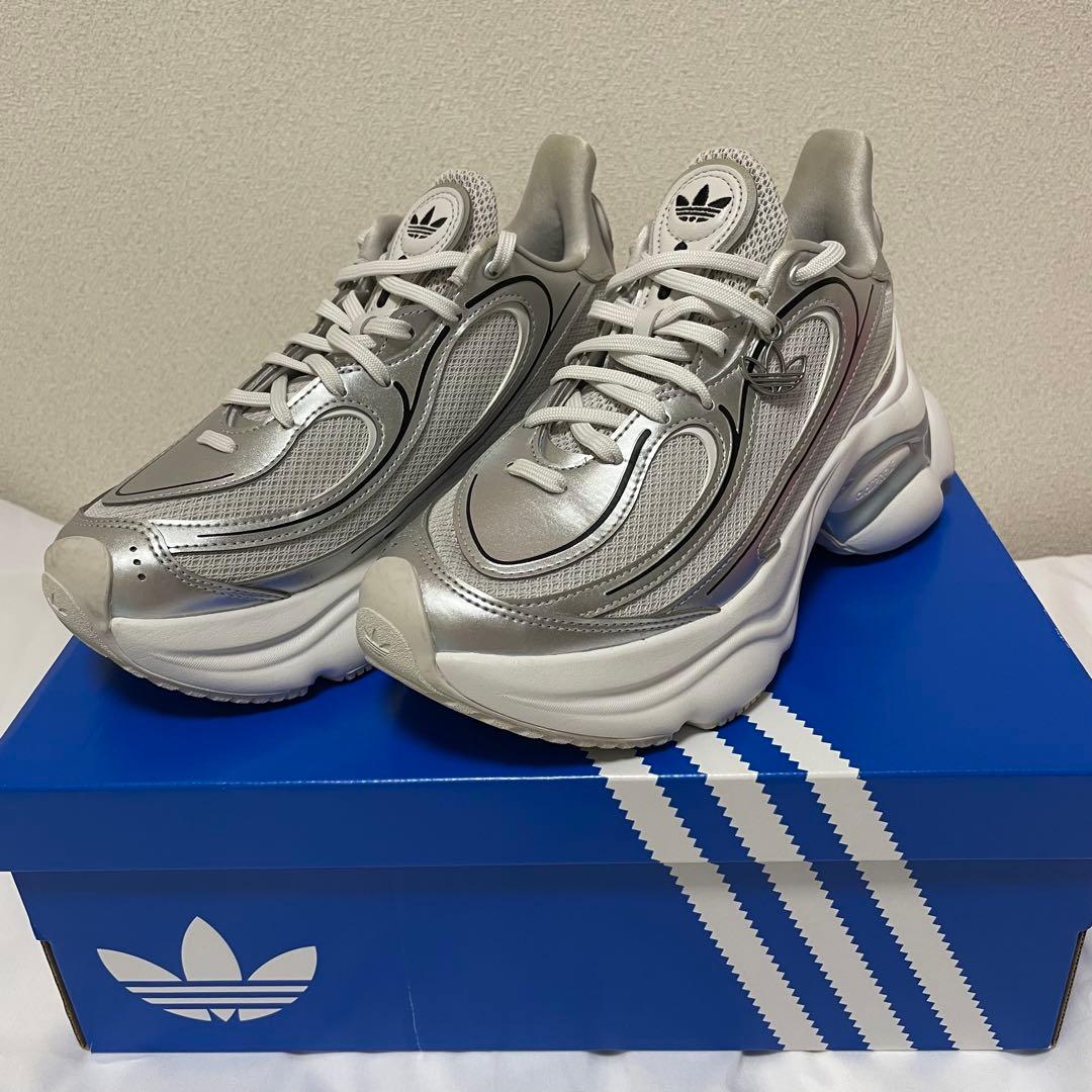 adidas オズヴィーナス OZVENUZ 24.5　シルバー