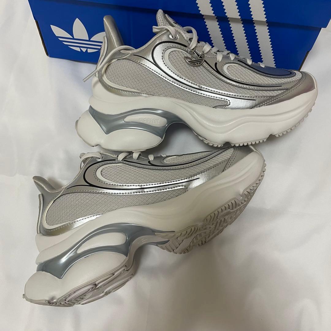 adidas オズヴィーナス OZVENUZ 24.5　シルバー