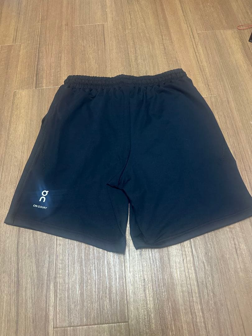 ON COURT ブラック ハーフパンツ　海外Sサイズ
