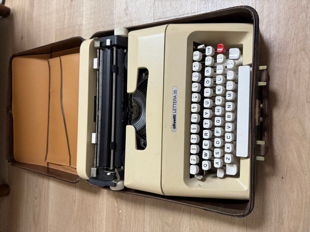Gucci グッチ　オリベッティ　タイプライターLETTERA35