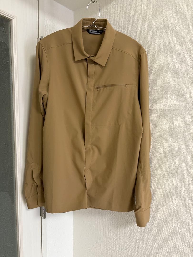 アークテリクス　ベージュ長袖シャツ