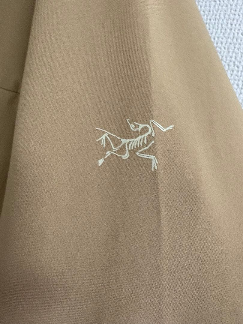 アークテリクス　ベージュ長袖シャツ