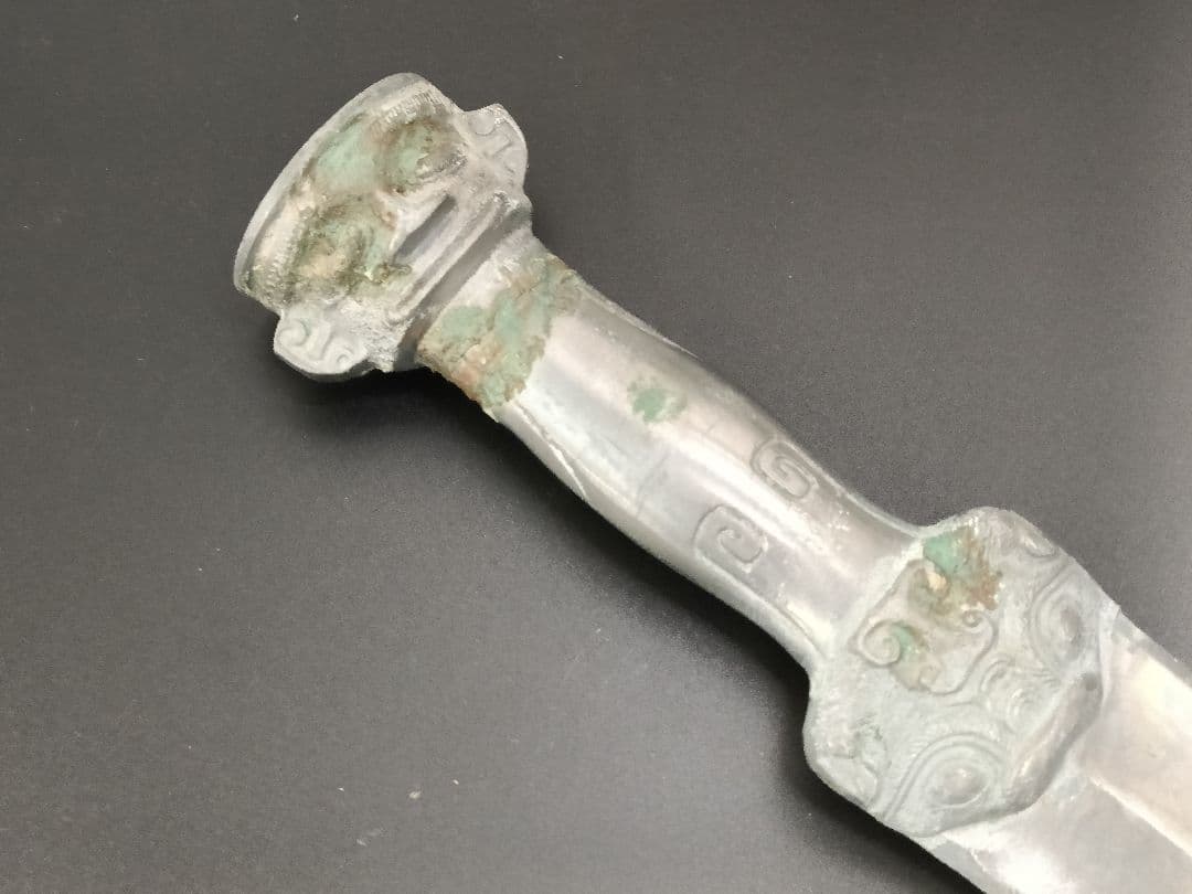 M02銅製置物　中国青銅器　銅剣　錫メッキ人首形鍔　インテリア置物　長さ55CM