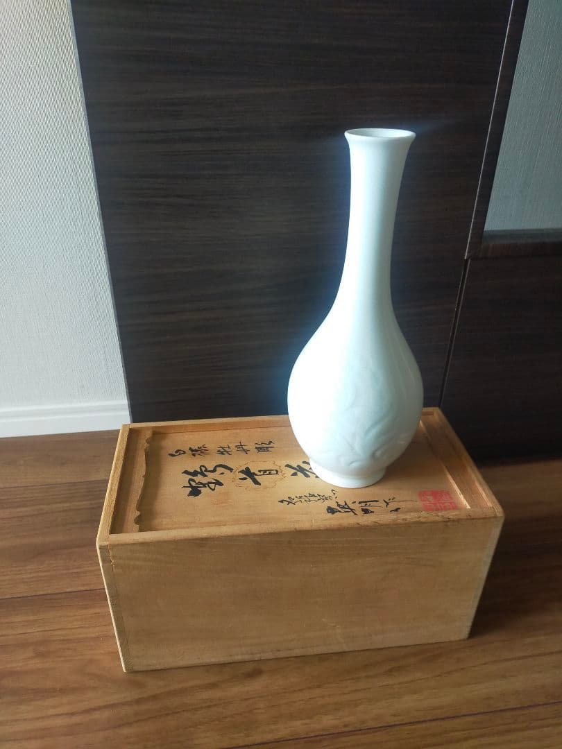 【角谷英明】作家物　箱付き　白磁　牡丹彫鶴首花瓶