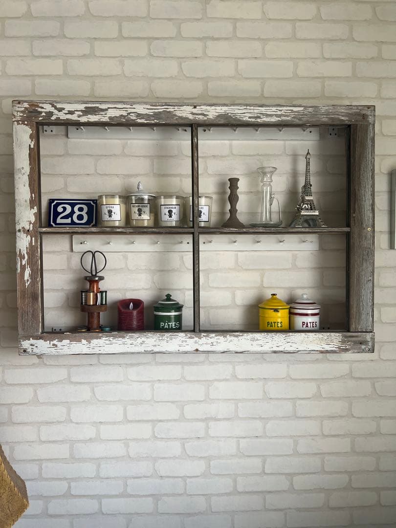 アンティークの木製窓枠の棚です。