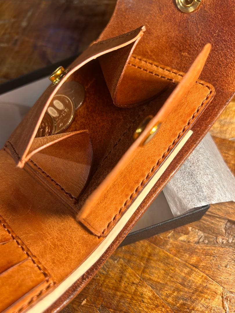 新品！コンパクト　本革　イタリア製マルゴーレザーウォレット　総手縫い真鍮金具