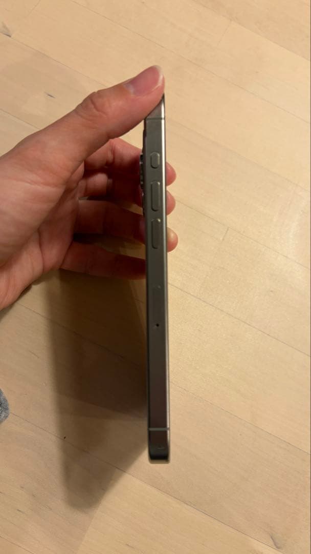 iPhone15Pro 128GB ナチュラルチタニウム 背面割れ有