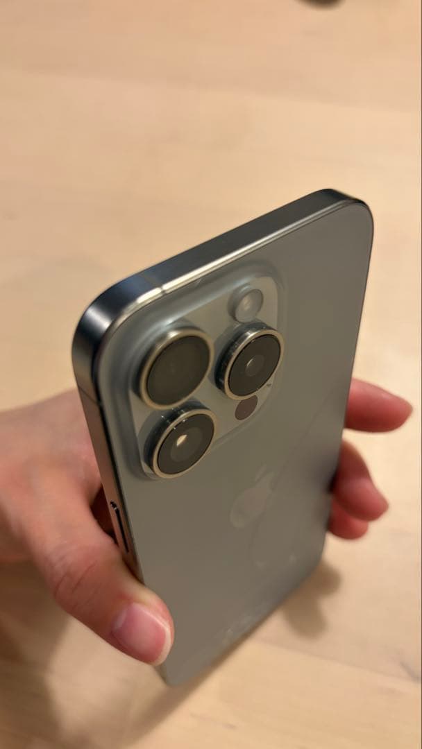 iPhone15Pro 128GB ナチュラルチタニウム 背面割れ有