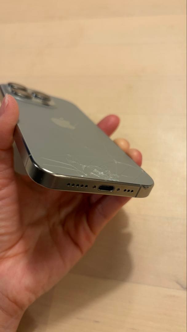 iPhone15Pro 128GB ナチュラルチタニウム 背面割れ有