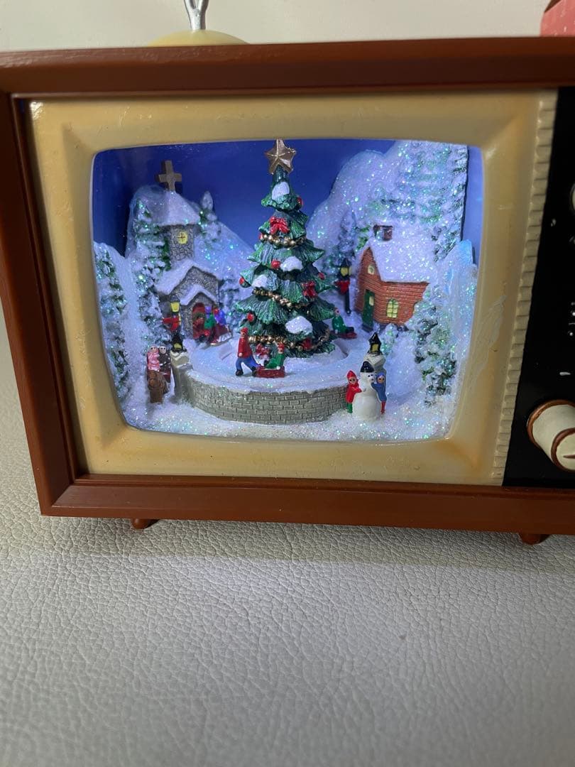 函館クリスマスファクトリー テレビ型 ミュージカル テレビ ソリで遊ぶ子供たち