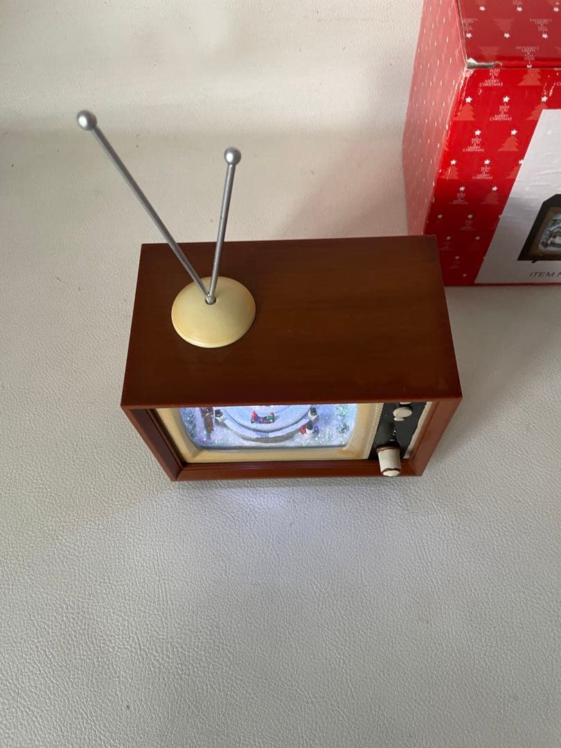 函館クリスマスファクトリー テレビ型 ミュージカル テレビ ソリで遊ぶ子供たち