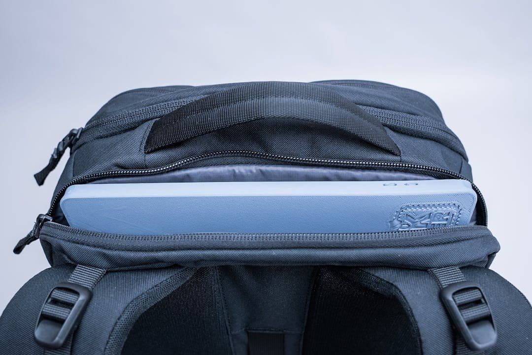 新品lululemon ルルレモン トリプルジップ　バックパックリュック　男女兼