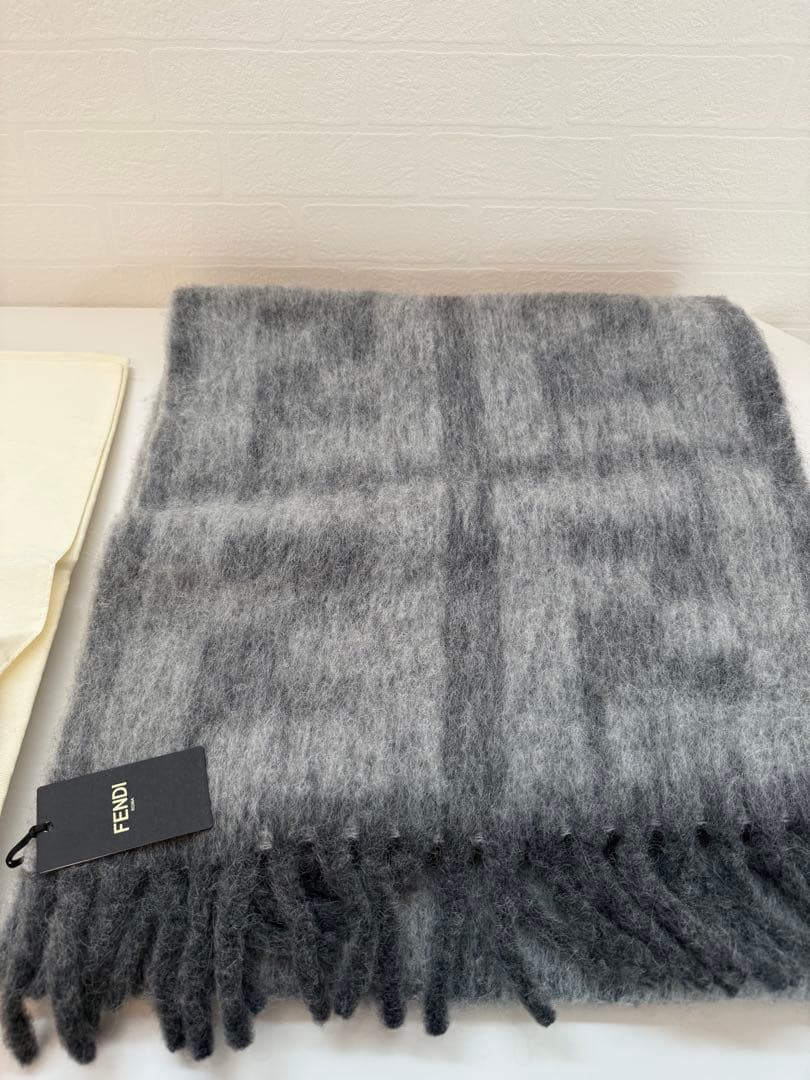 【新品タグ付】FENDI フェンディ グレー マフラー ウール混合 フリンジ付き
