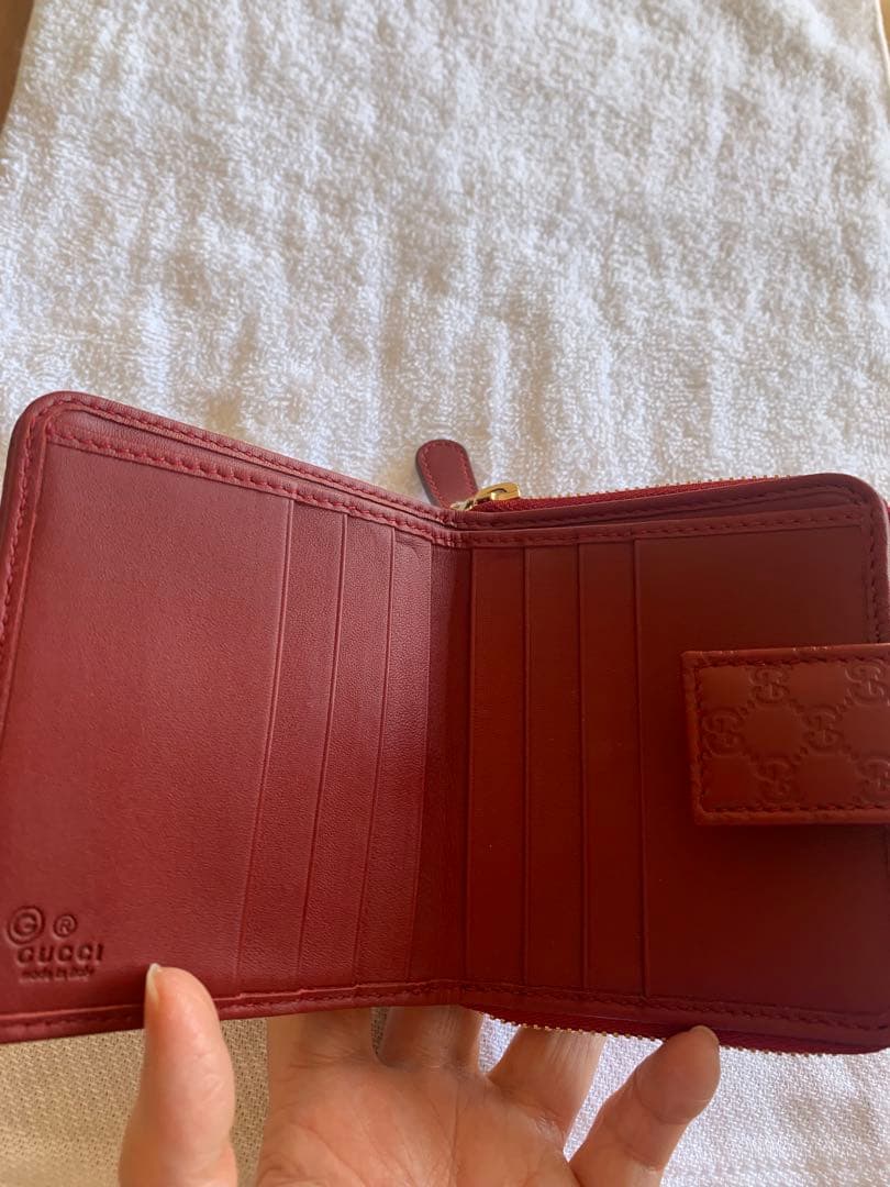グッチ二つ折り財布　赤