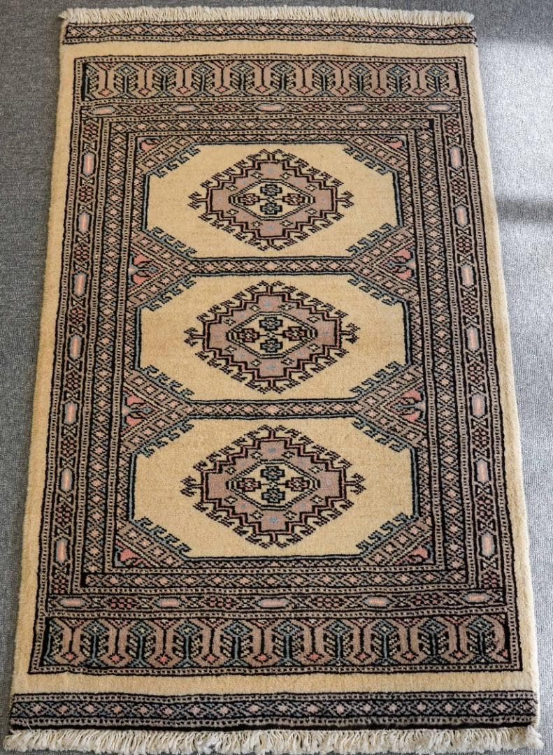102×62cm パキスタン手織り絨毯 トライバルラグ
