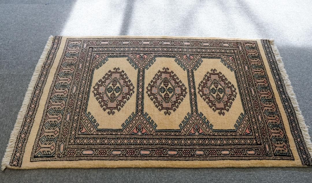 102×62cm パキスタン手織り絨毯 トライバルラグ