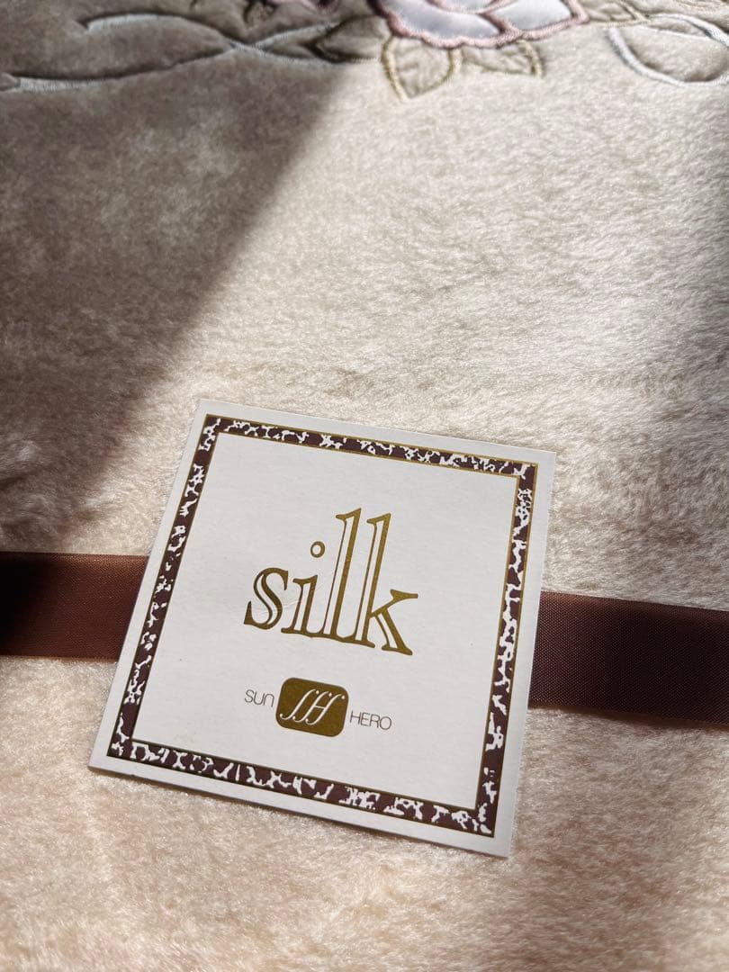 日本製 SUN・HERO シルク毛布 絹100％ 約1.4kg 未使用花刺繍