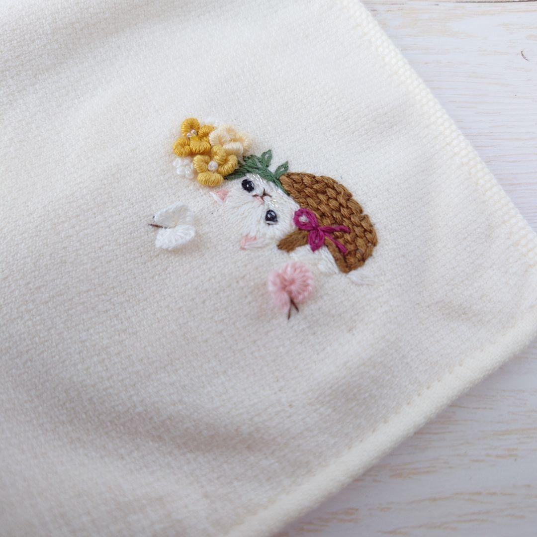 手刺繍入ちっちゃな タオルハンカチ【白猫とフラワーバスケット】