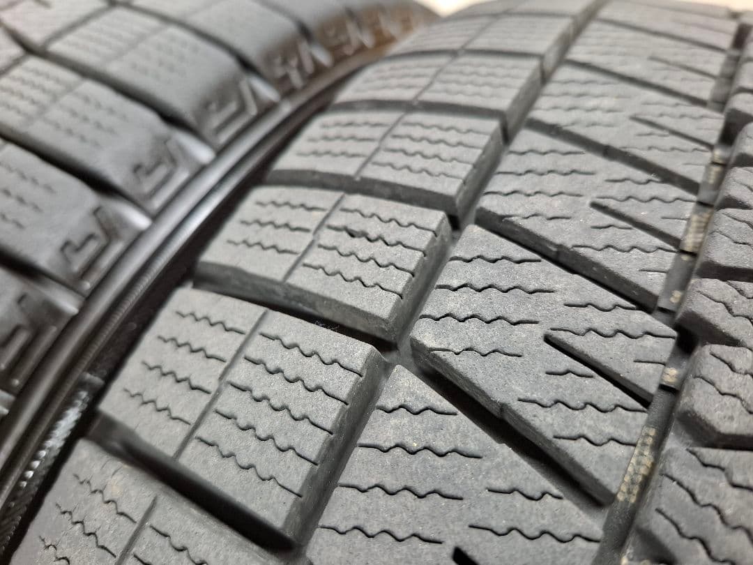 ダンロップ スタッドレス 2022年 215/50R17 タイヤ 4本　送料込み