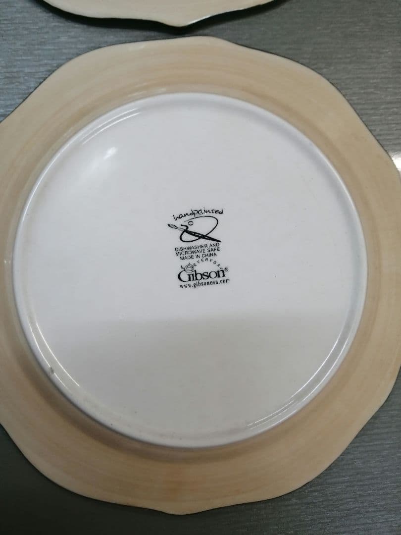 お値下げ中　新品・未使用　ギブソン　Gibson　大小お皿　各4枚セット　計8枚