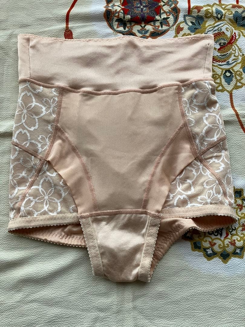 補正下着マルコアヴァンセサクラ3点セットと入れ物