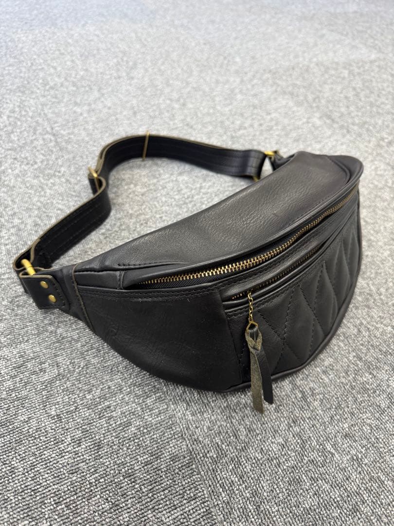 黒 キルティング ボディバッグ