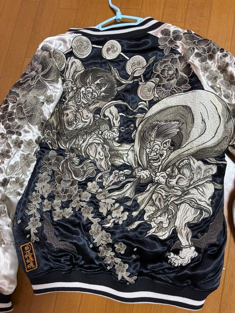 絡繰魂　刺繍入りリバーシブルスカジャン 黒とシルバー