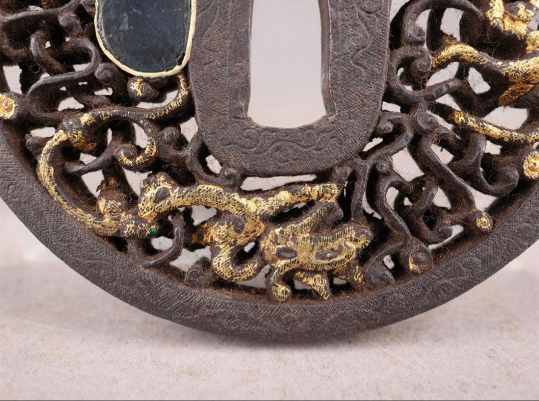 【値下げ】甲種特別貴重 鍔 無銘(南蛮) 雨龍唐草透 鉄地丸形円形地透布目象嵌