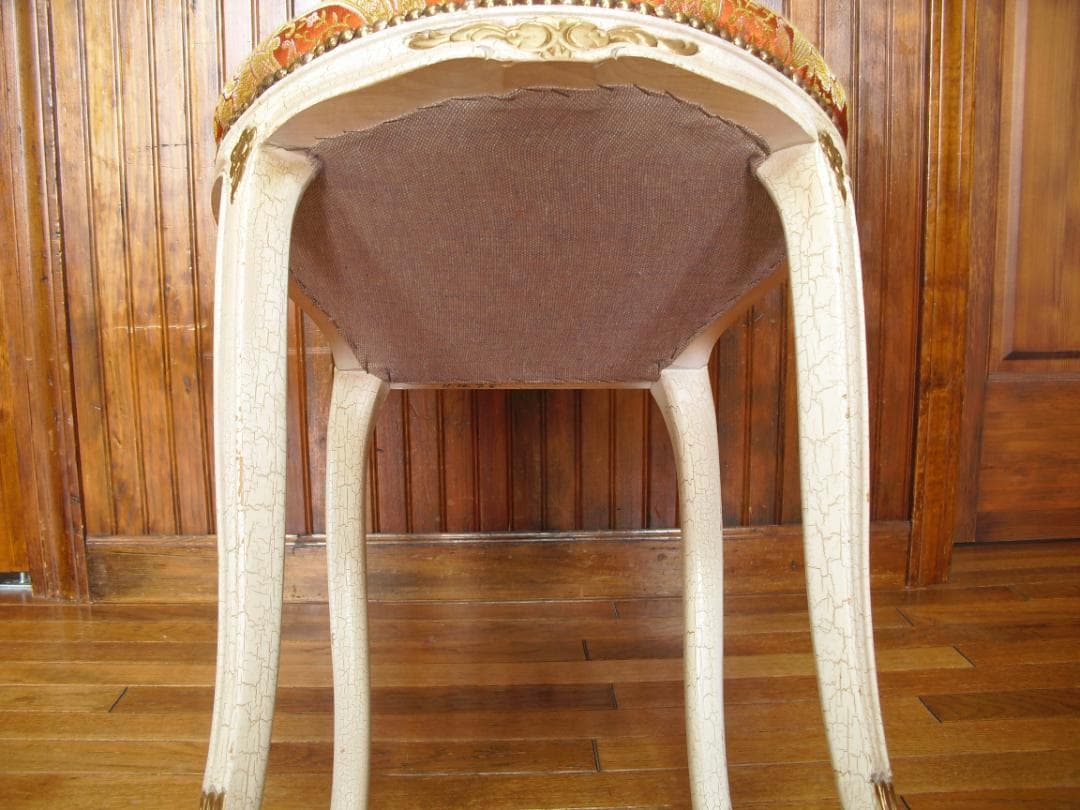 ②イタリア製ホワイトクラック塗装 姫椅子☆猫脚・ボタン留め・真鍮鋲打ち☆張替済み